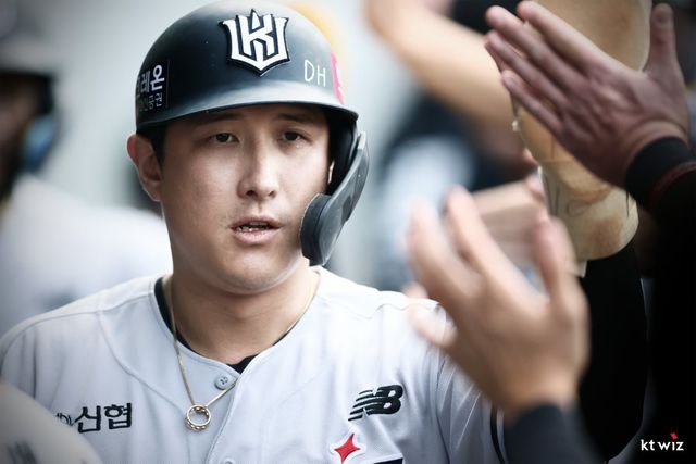 KT 황재균이 29일 수원KT위즈파크에서 열린 두산과 홈경기 도중 햄스트링 통증 발생으로 교체됐다. 사진제공｜KT 위즈