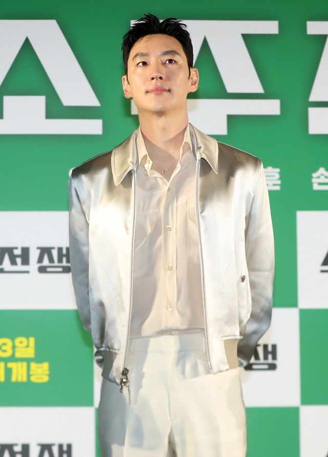 [서울=뉴시스] 김혜진 기자 = 배우 이제훈이 24일 오전 서울 강남구 메가박스 코엑스에서 열린 영화 ‘소주전쟁’(감독 최윤진) 제작보고회에 참석하고 있다. ‘소주전쟁’은 1997년 IMF 외환위기, 소주 회사가 곧 인생인 재무이사 종록과 오로지 성과만 추구하는 글로벌 투자사 직원 인범이 대한민국 국민 소주의 운명을 걸고 맞서는 이야기로 오는 6월 3일 개봉된다. 2025.04.24. jini@newsis.com