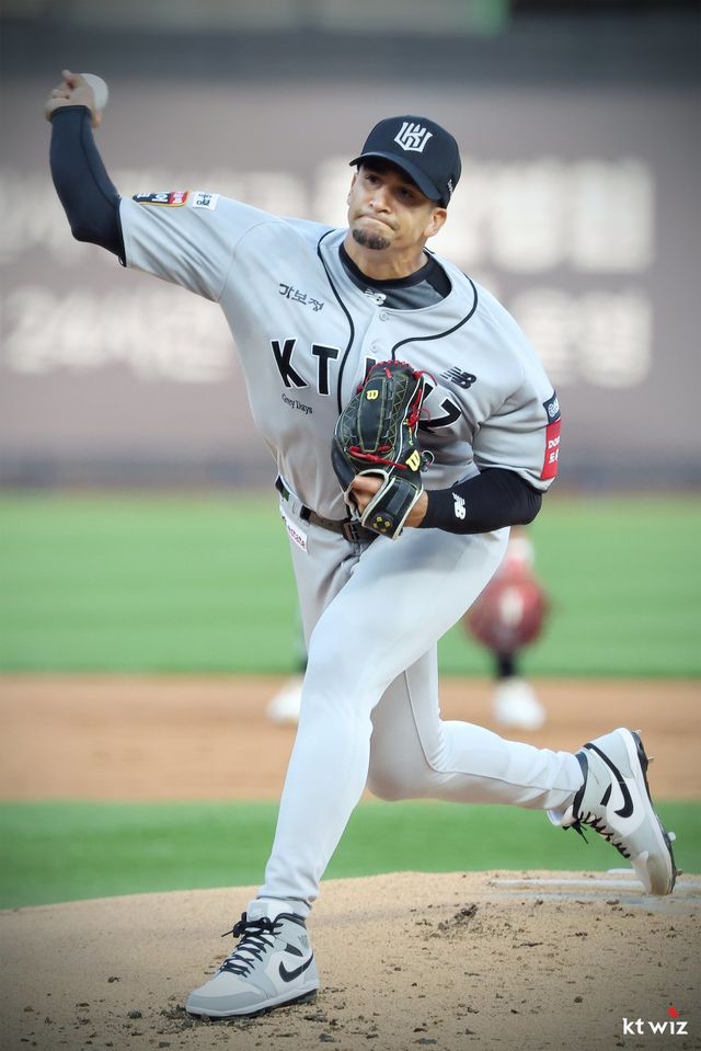 KT 외국인투수 윌리엄 쿠에바스가 28일 수원KT위즈파크에서 열린 두산과 홈경기에 선발등판해 역투하고 있다. 이강철 KT 감독은 올 시즌 평균자책점 최하위의 쿠에바스에 대한 고민이 많다. 사진제공｜KT 위즈