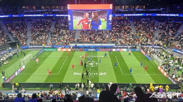 한 시대를 풍미한 축구 레전드들이 30일(한국시간) 독일 뮌헨 SAP 가든에서 진행된 ‘UEFA 얼티밋 챔피언스 레전드 토너먼트’를 앞두고 몸을 풀고 있다. 뮌헨(독일)｜남장현 기자