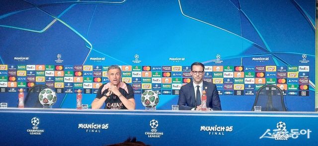 PSG 루이스 엔리케 감독(왼쪽)이 31일(한국시간) 독일 뮌헨 알리안츠 아레나에서 진행된 공식훈련에서 취재진의 질문에 답하고 있다. 뮌헨(독일)｜남장현 기자