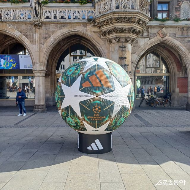 독일 뮌헨의 유명 관광지 마리엔 광장 앞에는 UCL 파이널에서 사용될 공인구 조형물이 설치됐다. 각국 팬들은 이곳에서 기념사진을 찍느라 여념이 없었다. 뮌헨(독일)｜남장현 기자 yoshike3@donga.com