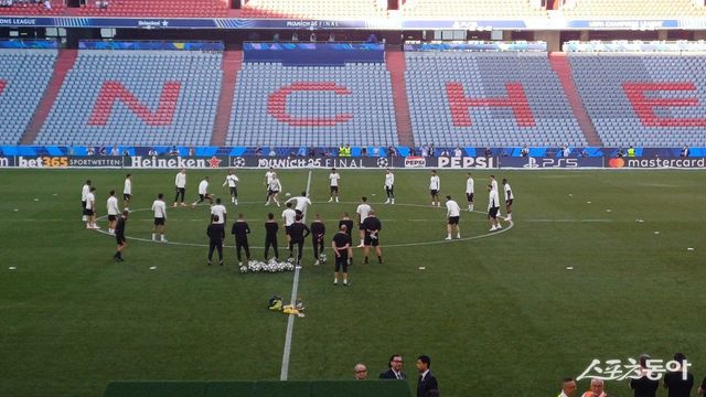 이강인을 비롯한 PSG 선수들이 31일(한국시간) 독일 뮌헨 알리안츠 아레나에서 진행된 UCL 파이널 공식훈련에서 볼 빼앗기를 하며 몸을 풀고 있다. 뮌헨(독일) ｜남장현 기자