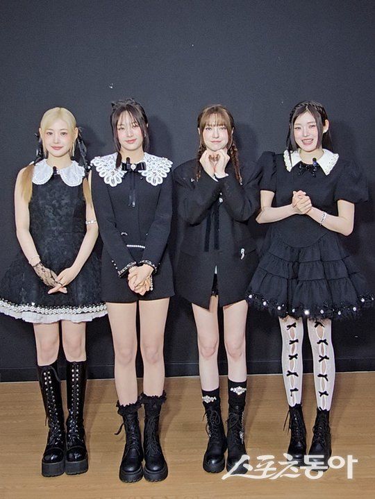 ‘케이팝 뮤즈’ 피프티피프티는 ‘푸키’에 이어 ‘미드나이트 스페셜’(MIDNIGHT SPECIAL)이란 후속곡도 내놓고 새 앨범 ‘데이 앤드 나이트’(DAY&NIGHT) 활동을 이어가고 있다. 피프티피프티의 예원, 하나, 문샤넬 , 아테나(왼쪽부터) 양주연 기자 juyeon@donga.com