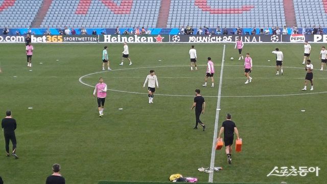 이강인을 비롯한 PSG 선수들이 31일(한국시간) 독일 뮌헨 알리안츠 아레나에서 진행된 UCL 파이널 공식훈련에서 패스 위주의 간단한 미니게임을 진행하고 있다. 뮌헨(독일)｜남장현 기자
