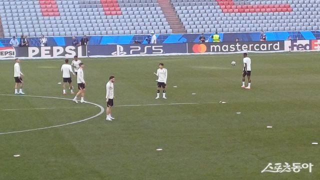 PSG 이강인(오른쪽 2번째)이 31일(한국시간) 독일 뮌헨 알리안츠 아레나에서 진행된 UCL 파이널 공식훈련 도중 동료들과 대화하고 있다. 뮌헨(독일)｜남장현 기자