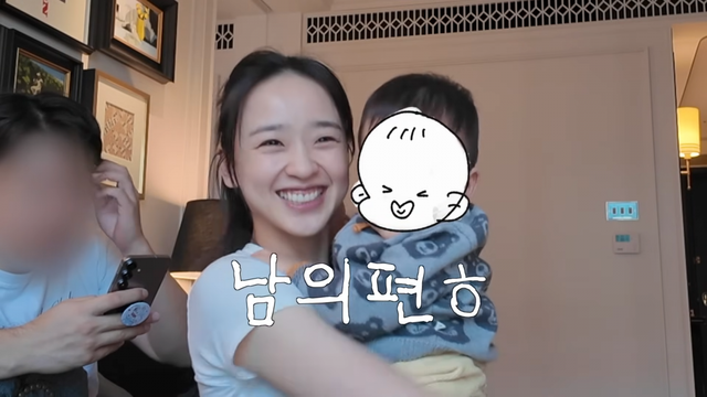 손연재가 유튜브 채널을 개설하고, 꾸밈없는 육아 일상을 담은 첫 영상을 공개했다. 1분 20초 분량의 영상에는 72억 원대로 알려진 한남동 고급 신혼집과 얼굴을 가린 남편도 깜짝 등장해 화제를&nbsp;모았다.&nbsp;사진&nbsp;| 손연재 유튜브 캡처