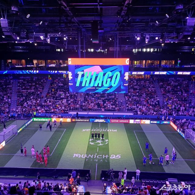 한 시대를 풍미한 축구 레전드들이 30일(한국시간) 독일 뮌헨 SAP 가든에서 진행된 ‘UEFA 얼티밋 챔피언스 레전드 토너먼트’를 앞두고 호명되자 뜨거운 함성이 터져나왔다. 뮌헨(독일)｜남장현 기자