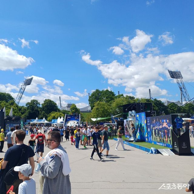 PSG와 인터 밀란의 UCL 파이널을 하루 앞둔 30일(현지시간) 독일 뮌헨 올림피아 파르크에 마련된 ‘팬 페스트’ 현장에는 다양한 먹거리와 놀거리로 가득했다. 뮌헨(독일)｜남장현 기자 yoshike3@donga.com