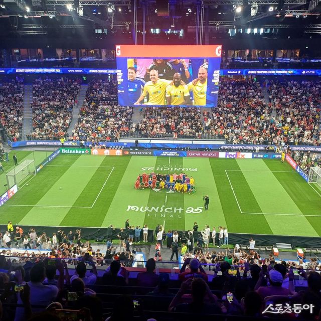 한 시대를 풍미한 축구 레전드들이 30일(한국시간) 독일 뮌헨 SAP 가든에서 진행된 ‘UEFA 얼티밋 챔피언스 레전드 토너먼트’를 앞두고 한데 어우러져 기념촬영을 하고 있다. 뮌헨(독일)｜남장현 기자