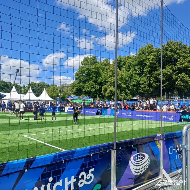 PSG와 인터 밀란의 UCL 파이널을 하루 앞둔 30일(현지시간) 독일 뮌헨 올림피아 파르크에 마련된 ‘팬 페스트’ 현장에는 다양한 먹거리와 놀거리로 가득했다. 뮌헨(독일)｜남장현 기자 yoshike3@donga.com