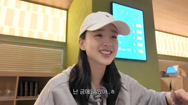 손연재가 유튜브 채널을 개설하고 현실감 넘치는 육아 브이로그로 시청자들과 소통에 나섰다. 럭셔리한 일상 대신 육아 분투를 유쾌하게 담아내며 시청자들의 호감을 얻고 있다. 사진 | 손연재 유튜브 캡처