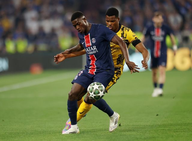 PSG 왼쪽 풀백 누누 멘데스(앞)가 1일 독일 뮌헨 알리안츠 아레나에서 열린 UCL 결승전에서 인터 밀란 오른쪽 윙어 둠프리스에 앞서 볼을 처리하고 있다. 사진제공｜UEFA