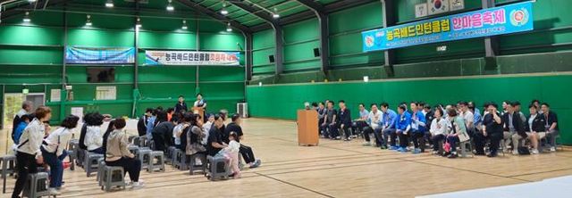 제34회 고양 능곡배드민턴클럽 한마음 축제가 5월31일 경기 고양시 능곡배드민턴클럽에서 열렸다. 이날 행사에는 고양배드민턴클럽연합회 임원진과 산하 클럽 회장, 국회의원, 시도의원 등 160여 명이 참석했다. 사진제공 ㅣ 능곡배드민턴클럽