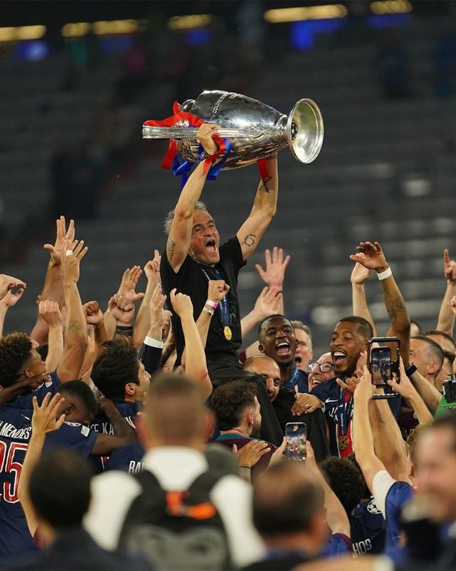PSG 선수들이 1일(한국시간) 독일 뮌헨 알리안츠 아레나에서 열린 UCL 결승에서 인터 밀란을 꺾고 우승한 뒤 트로피를 높이 든 루이스 엔리케 감독을헹가레치고 있다. 사진출처｜PSG 페이스북