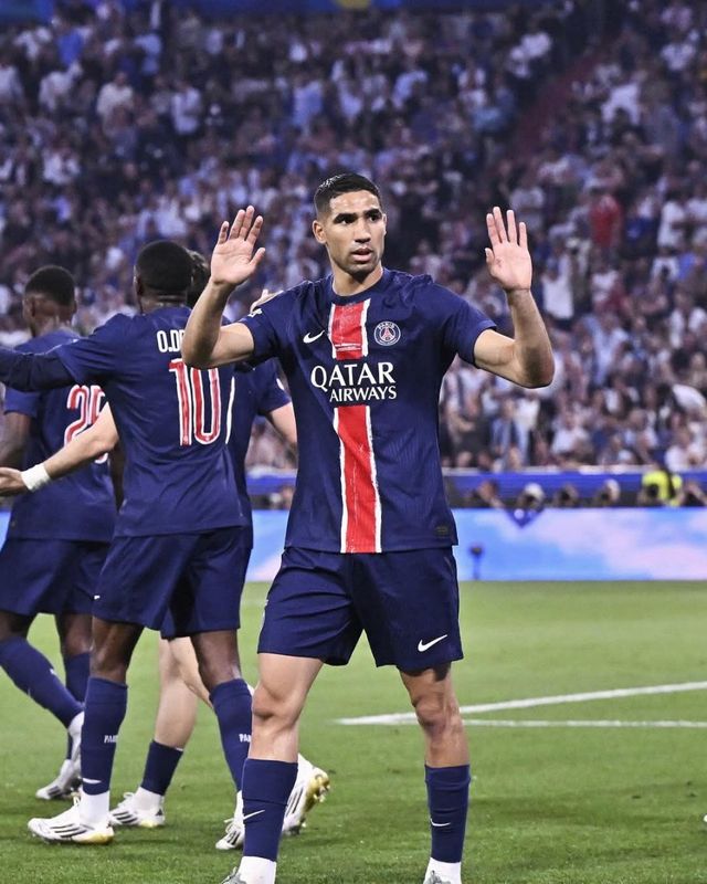 PSG 하키미가 1일 독일 뮌헨 알리안츠 아레나에서 열린 인터 밀란과 UCL 결승전에서 선제골을 터트린 뒤 골 세리머니를 자제하겠다는 제스처를 취하고 있다. 사진출처｜PSG 페이스북