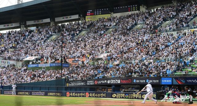 ‘2025 신한 SOL 뱅크 KBO리그’가 5일 역대 최소 175경기만에 300만 관중을 돌파했다. 지금의 추세라면 페넌트레이스 720경기에서 1259만7684명이 입장한다는 계산이 나온다. 그만큼 티켓 전쟁이 치열하다. 스포츠동아 DB