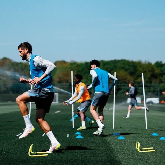 토트넘 선수들이 런던 엔필드 트레이닝필드에서 몸을 풀고 있다. 사진출처｜토트넘 홋스퍼 SNS