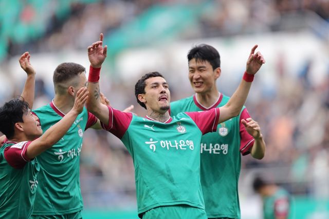 대전하나 밥신이 3일 대전월드컵경기장에서 열린 안양과의 K리그1 홈경기에서 후반 결승골을 터트리고 환하게 웃으며 동료들의 축하를 받고 있다. 사진제공｜한국프로축구연맹