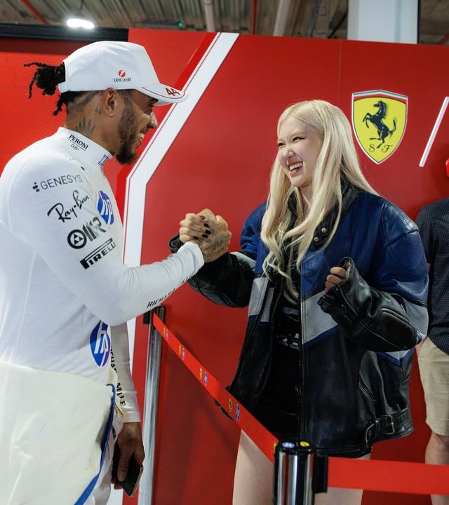 F1 드라이버 루이스 해밀턴과 반가운 인사를 나누는 로제. 사진ㅣF1 인스타그램 캡처