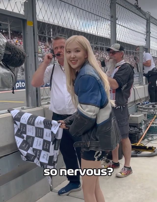 체커 깃발을 들고 결승선에 선 로제, 긴장 속 미소 가득한 순간. 사진ㅣF1 인스타그램 캡처