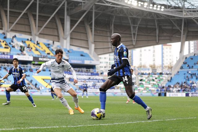 인천 바로우(앞)는 올해 3년 만에 K리그 무대로 돌아왔다. 과거 전북에서 K리그1과 FA컵 우승을 일궈낸 그는 올해 인천의 K리그2 우승과 승격에 앞장설 참이다. 바로우는 “인천이 내게 제시한 비전이 인상적이었다. 목표를 달성할 수 있도록 힘을 보태겠다”고 다짐했다. 사진제공｜한국프로축구연맹