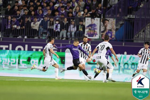 안양 공격수 마테우스(가운데)가 6일 안양종합운동장에서 열린 서울과 홈경기 도중 상대 수비수 사이에서 슛응ㄹ 시도하고 있다. 사진제공｜한국프로축구연맹
