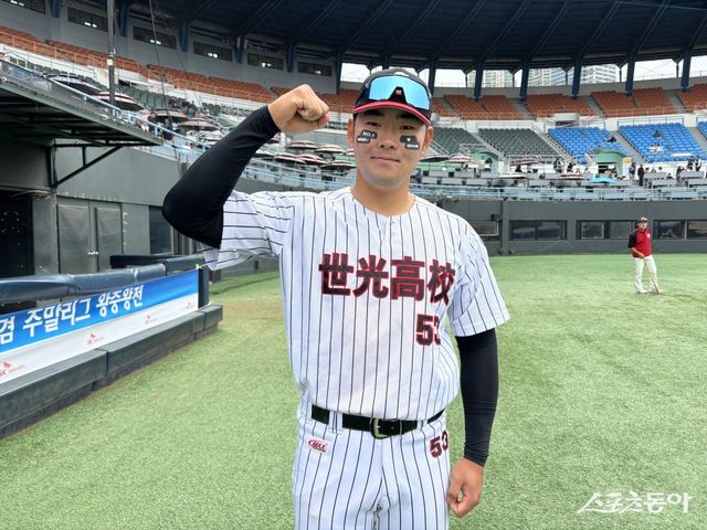 세광고 장시현이 6일 목동구장에서 열린 광주BC와 ‘제79회 황금사자기 전국고교야구대회 겸 주말리그 왕중왕전’ 1회전 직후 스포츠동아와 인터뷰를 마친 뒤 포즈를 취하고 있다. 목동｜강산 기자 posterboy@donga.com