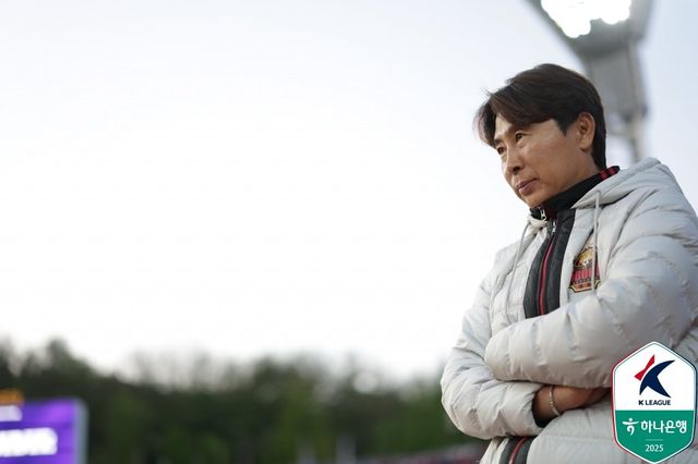 서울 김기동 감독이 6일 안양종합운동장에서 열린 안양과 원정경기에서 그라운드를 바라보고 있다. 사진제공｜한국프로축구연맹