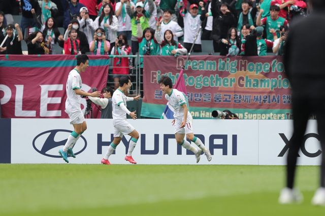 대전하나 김인균(맨 오른쪽)이 6일 전주월드컵경기장에서 열린 전북과 K리그1 원정경기에서 0-1로 뒤진 후반 추가시간 극적인 동점골을 터트린 뒤 동료들의 축하를 받고 있다. 사진제공｜한국프로축구연맹