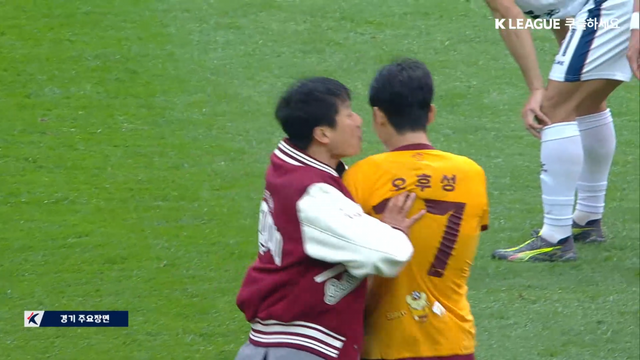 이정효 광주 감독이 5일 광주월드컵경기장에서 열린 김천과 K리그1 홈경기 전반전이 끝난 뒤 자신이 지도하는 오후성의 등을 강하게 밀치는 모습. 사진출처｜쿠팡플레이 중계화면 캡처