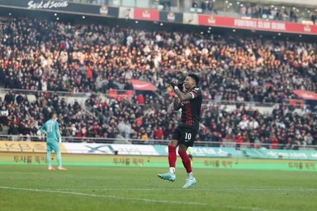 서울 주장 린가드가 2월 22일 서울월드컵경기장에서 열린 안양과의 K리그1 홈경기에서 득점한 뒤 흥겨운 골 세리머니를 하고 있다. 사진제공｜한국프로축구연맹