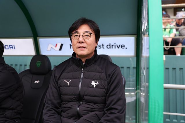 황선홍 대전하나 감독이 6일 전주월드컵경기장에서 열린 전북과 K리그1 원정경기에 앞서 생각에 잠겨 있다. 사진제공｜한국프로축구연맹