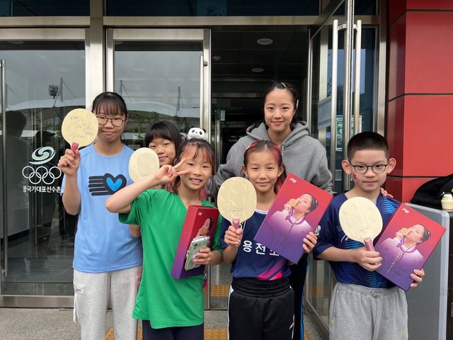 신유빈(뒤)이 5일 탁구 꿈나무 289명에게 자신이 직접 제작에 참여한 라켓을 전달했다. 그는 “어린이날을 맞아 꿈나무들에게 뜻깊은 선물을 전달할 수 있어 기쁘다. 앞으로도 지원을 아끼자 않겠다”고 밝혔다. 사진제공｜GNS