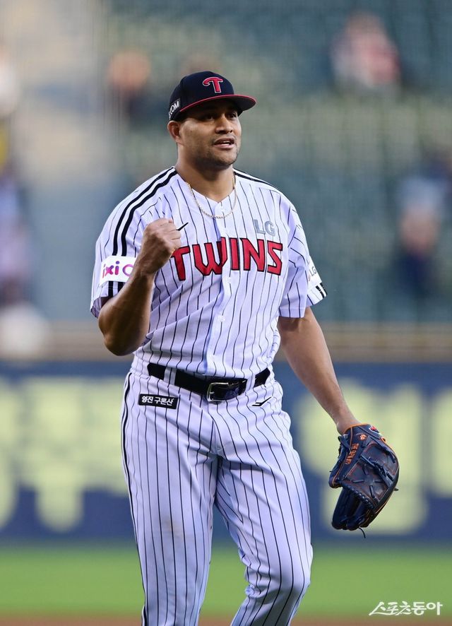 LG 요니 치리노스가 6일 잠실구장에서 열린 두산전에서 7이닝 4안타 무4사구 5탈삼진 1실점 호투로 시즌 5승째를 올렸다. LG는 6일 경기 승리로 한화와 선두 싸움을 계속 치열하게 이어갔다. 한화가 6일 대전 삼성전에서 승리하면서 두 팀은 공동 1위를 계속 함께 달렸다. 스포츠동아DB