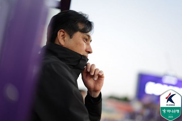 안양 유병훈 감독이 6일 안양종합운동장에서 열린 서울과 홈경기에서 그라운드를 바라보고 있다. 사진제공｜한국프로축구연맹