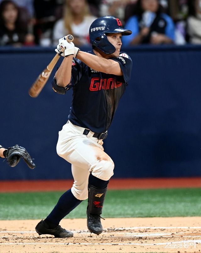 롯데 황성빈이 5일 사직 SSG전에서 손가락 골절상을 당해 당분간 결장이 불가피하다. 스포츠동아 DB