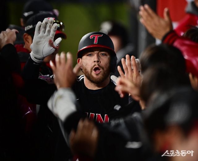 LG 오스틴 딘은 6일까지 장타율 0.610을 기록해 2025 KBO리그 장타율 부문 전체 1위를 달리고 있다. 팀 동료 박동원은 0.609로 2위다. LG 중심 타선을 이끄는 두 장타자의 상승세는 상대 투수진에겐 큰 공포일 수밖에 없다. 스포츠동아DB