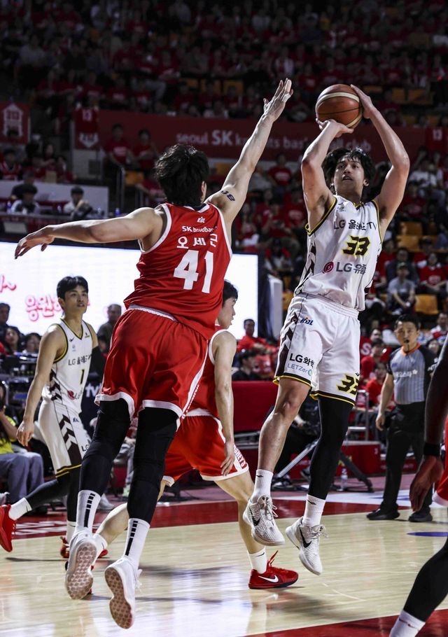LG 칼 타마요(오른쪽)가 7일 잠실학생체육관에서 열린 SK와 챔피언 결정전 2차전 도중 오세근의 블로킹을 피해 슛을 시도하고 있다. 잠실｜뉴시스