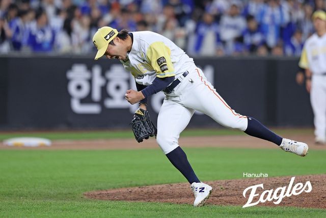 한화 김범수가 7일 삼성과 홈경기에서 4-2로 앞선 7회초 1사 1·2루서 구원등판해 1.2이닝을 무실점으로 막고 팀의 단독 선두 등극에 일조했다. 7회 위기를 넘긴 뒤 포효하는 김범수. 사진제공｜한화 이글스