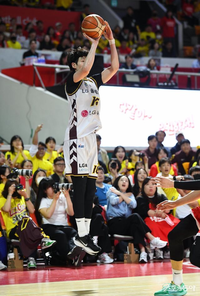 5일 SK와 챔피언 결정전 1차전 도중 3점슛을 시도하는 LG 정인덕 사진제공｜KBL