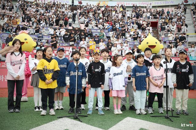 KT와 NC 어린이 팬들이 6일 수원KT위즈파크에서 함께 애국가를 제창하고 있다. 사진제공｜KT 위즈