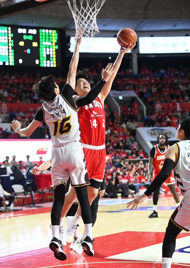 5일 SK와 챔피언 결정전 1차전 도중 최부경의 골밑 공격을 막고 있는 LG 정인덕(왼쪽) 사진제공｜KBL