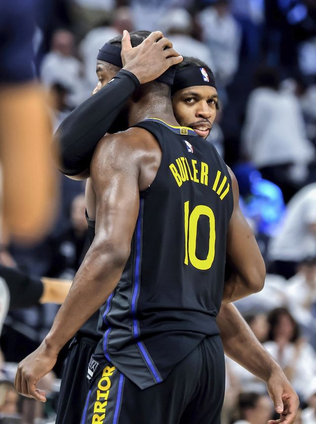 골든스테이트 저미 버틀러(0번)와 버디 힐드가 7일(한국시간) 타깃센터에서 열린 미네소타 팀버울브스와&nbsp;NBA&nbsp;PO&nbsp;2라운드 1차전에서 승리를 확정한 뒤 기쁨을 나누고 있다. 골든스테이트는 스테판 커리의 부상 이탈에도 미네소타를 꺾고, 먼저 1승을 챙겼다. 미네아폴리스(미 미네소타주)｜AP뉴시스