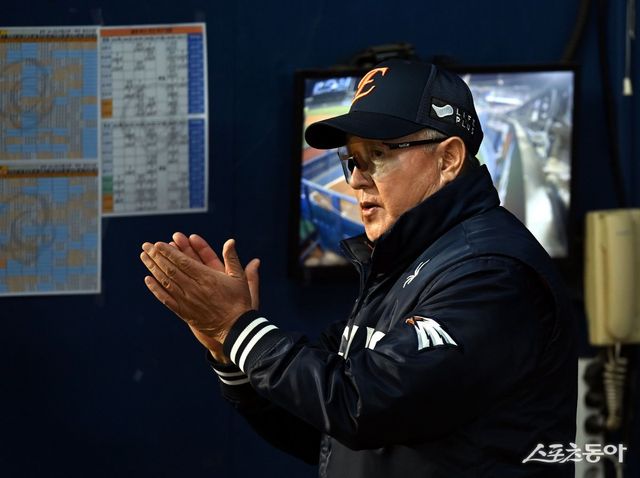 한화 김경문 감독은 ‘뚝심’을 앞세운 선수 기용으로 올해 한화의 시즌 초반 상승세를 이끌고 있다. 7일 대전 삼성전 승리로 단독 선두에 오른 한화가 가을 야구 이상의 결과를 만들 수 있을지 관심이 쏠린다. 스포츠동아DB
