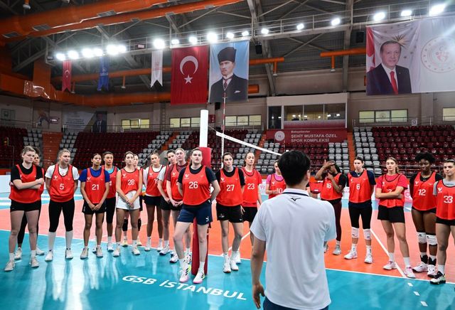 2025 V리그 외국인 선수 트라이아웃이 튀르키예 이스탄불에서 시작된 가운데 여자부 참가자들이 향후 일정에 대한 안내를 듣고 있다. 여자부는 34명이 신청했다. 사진제공｜KOVO