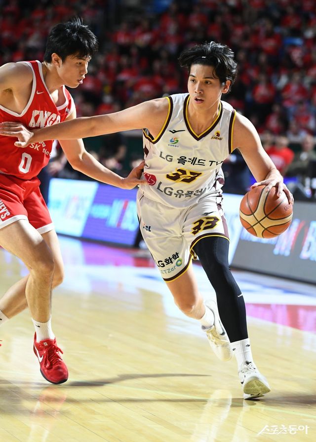 LG 칼 타마요(오른쪽)가 7일 잠실학생체육관에서 열린 SK와 챔피언 결정전 2차전 도중 김태훈의 수비를 드리블로 돌파하고 있다. 사진제공｜KBL