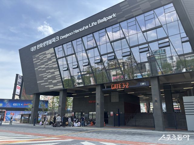 7일 오후 3시경 대전한화생명볼파크 매표소 앞에 팬들이 줄을 서 있다. 대전｜강산 기자