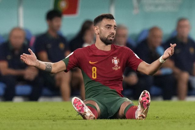 맨유의 주장 브루노 페르난데스가 사우디아라비아로 향할 것으로 보인다. 영국 매체 ‘데일리 메일’과 ‘텔레그래프’ 등은 7일(한국시간) “페르난데스의 주급은 약 4억7000만 원 수준이지만, 알힐랄이 주급 19억 원과 3년 계약을 제시했다. 이적 가능성이 적지 않다”고 보도했다. AP뉴시스