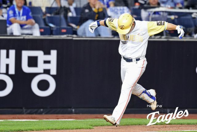 한화 문현빈이 7일 삼성과 홈경기에서 3회말 동점 솔로홈런을 터트린 뒤 독수리 세리머니를 펼치고 있다. 사진제공｜한화 이글스